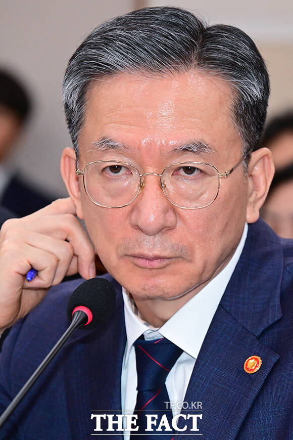 추미애 국회 법제사법위원장이 이날 회의를 주재하며 안경을 고쳐쓰는 모습.