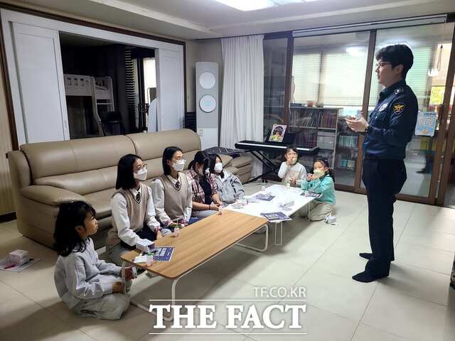 한전KPS가 당진경찰서와 함께 보호 아동 공동생활 가정을 방문해 범죄예방 교육을 실시하고 있다. /당진시
