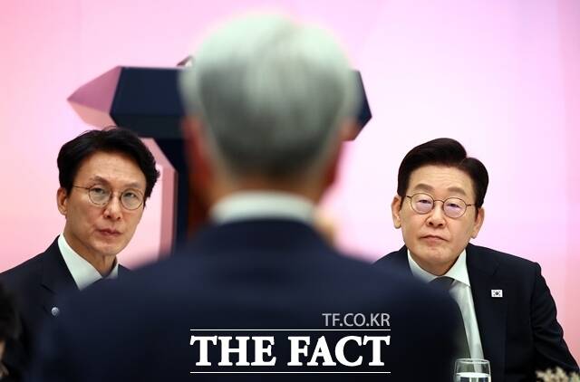 정부가 전 부처 공직자를 대상으로 12·3 비상계엄 관련, 내란 관여자를 가려내기로 하면서 공직 사회가 뒤숭숭한 분위기다. 국무총리실 산하 헌법존중 정부혁신 태스크포스(TF)는 49개 중앙행정기관의 보고를 받고, 내년 설 연휴 전까지 인사 조치에 나선다는 계획이다. 사진은 이재명 대통령과 김민석 총리. /뉴시스