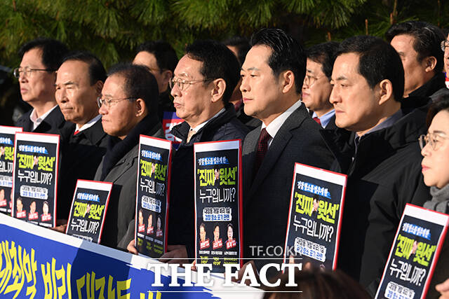 투쟁 강도를 더 높여야 한다는 당내 목소리가 커지고 있다. 사진은 장동혁 국민의힘 대표(오른쪽 세번째)가 11일 오전 서울 서초구 대검찰청에서 열린 긴급 현장 규탄대회에 참석해 피켓을 들고 있는 모습. /박헌우 기자