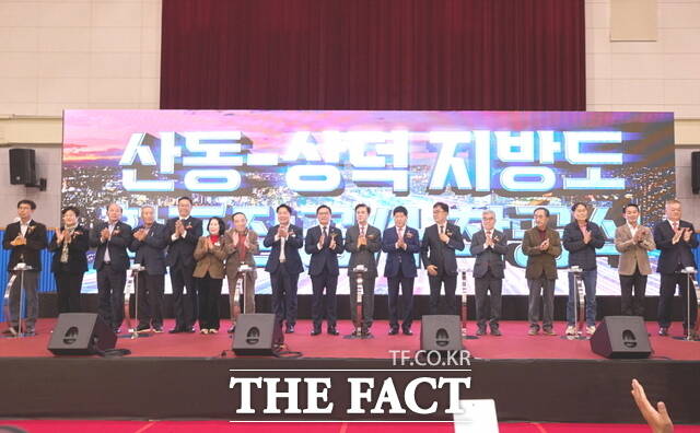 11일 아산시 음봉면 먹거리재단 일원에서 음봉 산동~직산 상덕 지방도 624호 확포장 공사 착공식이 열리고 있다. /아산시