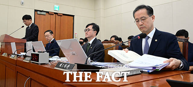 국민의힘 소속 임이자 국회 기획재정위원장은 이날 회의를 시작하며