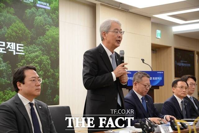 임종룡 우리금융그룹 회장이 계열사 최고경영자(CEO)들과 함께 지난 10월 29일 서울 명동에 위치한 우리은행 본점에서 우리금융 미래동반성장 프로젝트 CEO 합동 브리핑에 참석해 기자들의 질문에 답변하고 있다. /김태환 기자