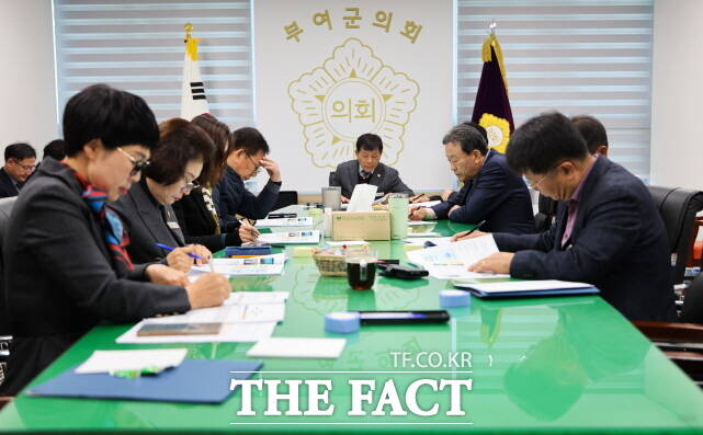 부여군의회가 12일 의정협의회실에서 ‘2025년 제7차 의정협의회’를 열고 있다. /부여군의회