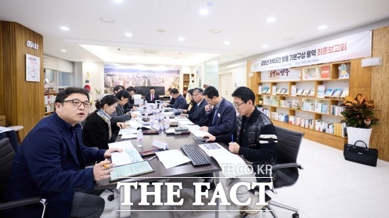 양주시 관계자 등이 11일 시청사 시장실에서 ‘경원선 하부공간 활용 기본구상 용역’ 최종보고회를 열고 구상안에 대한 논의를 진행하고 있다. /양주시