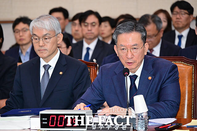 추미애 국회 법제사법위원장이 이날 회의를 주재하며 안경을 고쳐쓰는 모습.