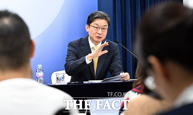 이억원 금융위원장이 12일 오전 서울 종로구 정부서울청사에서 열린 출입기자단 월례 간담회에 참석해 모두발언을 하고 있다. /임영무 기자