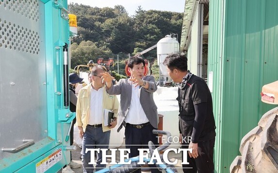 이상익 함평군수가 농업현장을 방문해 점검하고 있다. /함평군