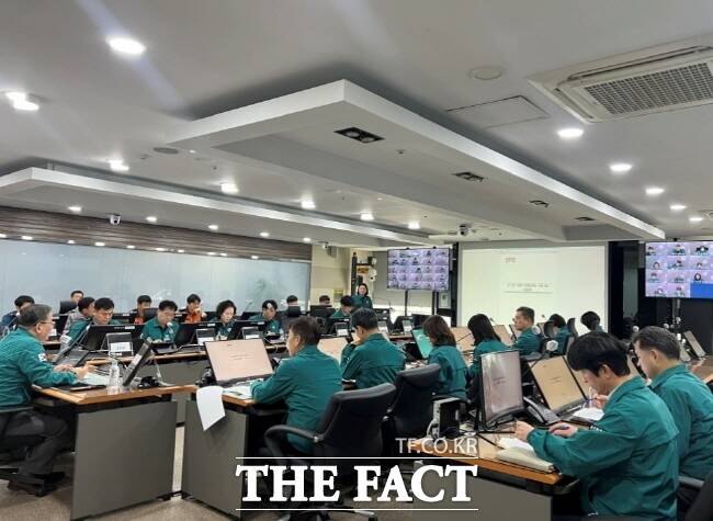 11일 용인시청 재난상황실에서 겨울철 재해에 대비한 종합대책 회의가 열리고 있다. /용인시