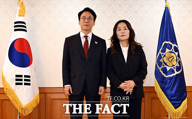 김민석 국무총리(왼쪽)가 김유진 유가족협의회 대표와 기념촬영을 하고 있다.