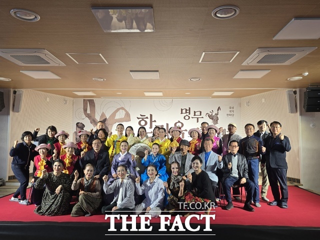곡성군이 6일 곡성국악전수관에서 명무 한진옥의 춤과 예술 국악 한마당을 개최하고 기념사진을 찍고 있다./곡성군