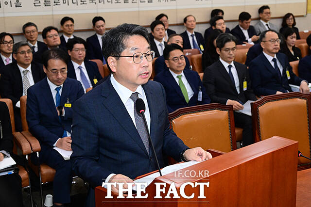 노만석 검찰총장 직무대행이 27일 서울 여의도 국회에서 열린 법제사법위원회의 대검찰청에 대한 국정감사에 출석해 업무보고 하고 있다. /국회=남윤호 기자