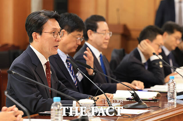 김민석 국무총리(왼쪽)가 12일 오후 서울 종로구 정부서울청사에서 열린 12·29 여객기참사 추모 위원회 회의에 참석해 모두발언을 하고 있다. /임영무 기자