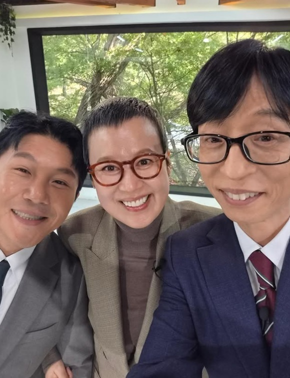 코미디언 조세호 박미선 유재석(왼쪽부터)의 모습이 담긴 사진을 박미선이 12일 개인 소셜 미디어에 게재했다. 그는 12일 저녁 8시 45분 방송하는 유 퀴즈 온더 블럭 318회에 게스트로 출연한다.