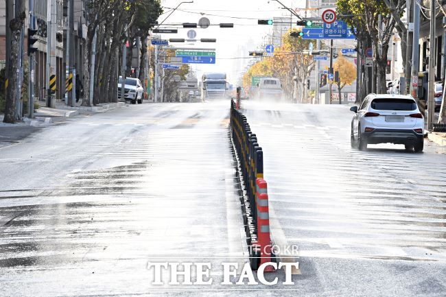 오정로 클린로드 구간 물 분사 모습. /부천시
