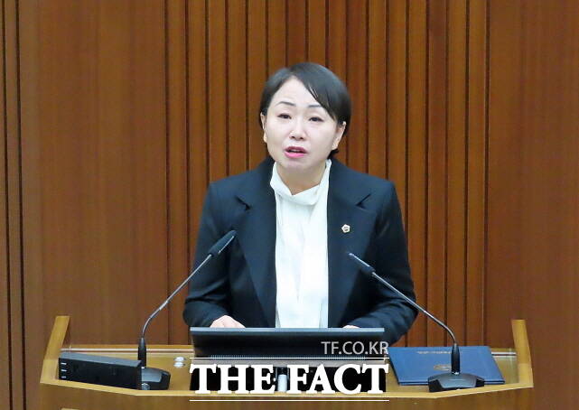 홍나영 세종시의회 의원(국민의힘)이 12일 제102회 정례회 제2차 본회의에서 임채성 의장의 성명서가 부적절하다는 내용의 의사진행발언을 하고 있다. /김형중 기자