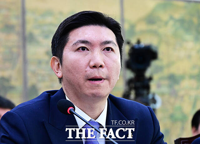 문화체육관광부가 대한체육회장 선거 방식 변화를 예고했다. 하지만 연임 개정안에 허점이 있다는 지적이 나오면서 보완과정을 거칠 것으로 보인다 사진은 유승민 대한체육회장이 지난달 27일 국회 문화체육관광위원회에서 열린 대한체육회에 대한 국정감사에 출석해 질의에 답하는 모습. /국회=배정한 기자