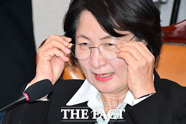 추미애 국회 법제사법위원장이 이날 회의를 주재하며 안경을 고쳐쓰는 모습.