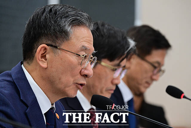 추미애 국회 법제사법위원장이 이날 회의를 주재하며 안경을 고쳐쓰는 모습.