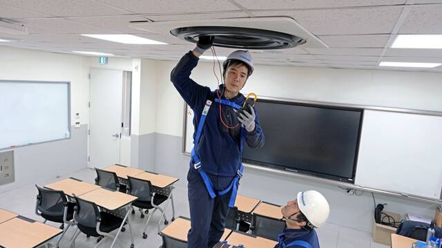 삼성전자서비스 전문 엔지니어가 수능 고사장의 삼성전자 시스템에어컨을 사전 점검하고 있다. /삼성전자서비스