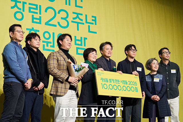 환경 부문을 수상한 다큐멘터리 영화 ‘추적’ 제작진.