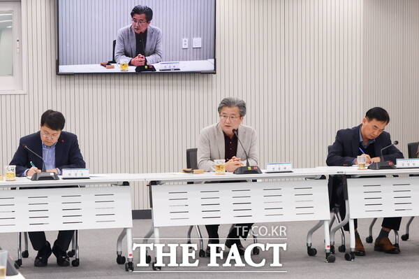 정용래 유성구청장이 지난 11일 오후 11월 확대간부회의를 주재하며 간부 공무원들의 책임의식을 강조하고 있다./ 대전 유성구