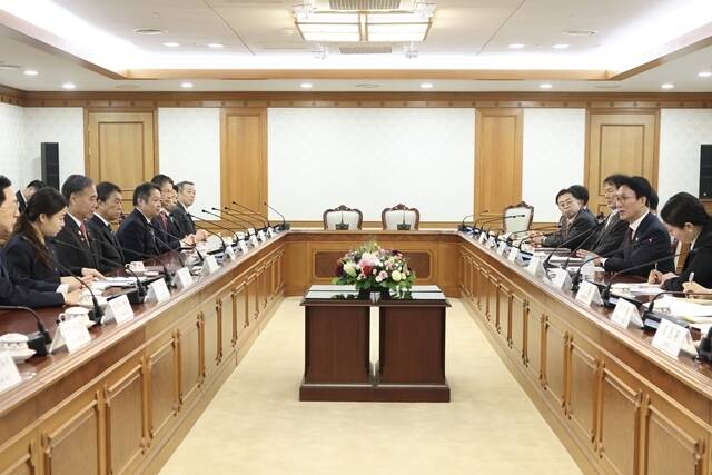 김 총리는 APEC 정상회의 모멘텀을 이어가기 위해서는 인적 교류, 특히 미래세대 간 교류가 중요하다며 특히 가까운 이웃인 일본과의 청년 교류 증진을 위해 일본 지방정부와도 협력해 나가기를 희망한다고 말했다. /총리실