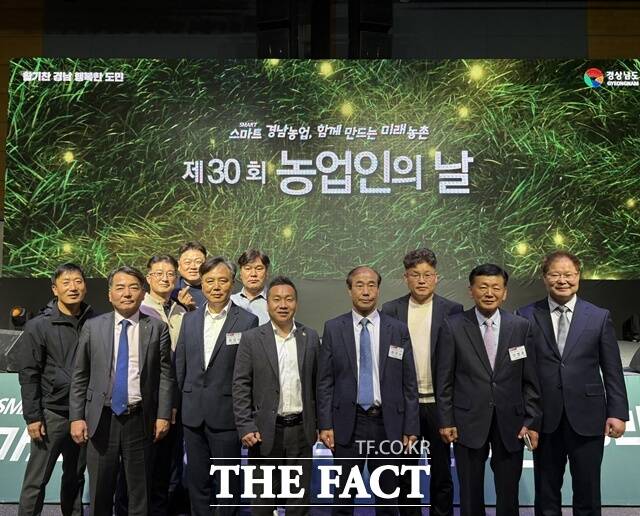 제30회 경상남도 농업인의 날 행사에서 진주시는 3개 부문, 5명이 수상했다. /진주시