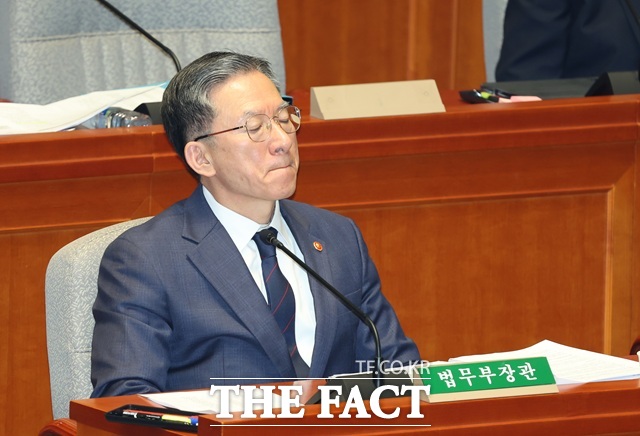 정성호 법무부 장관이 12일 서울 여의도 국회에서 열린 예산결산특별위원회 전체회의에서 생각에 잠겨 있다. /뉴시스