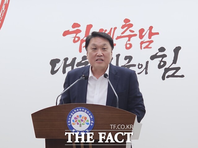 안호 충남도 산업경제실장이 12일 도청 프레스센터에서 기자회견을 열고 3000억 원 규모의 첨단 디스플레이 국가연구플랫폼 유치 성공을 발표하고 있다. /이정석 기자