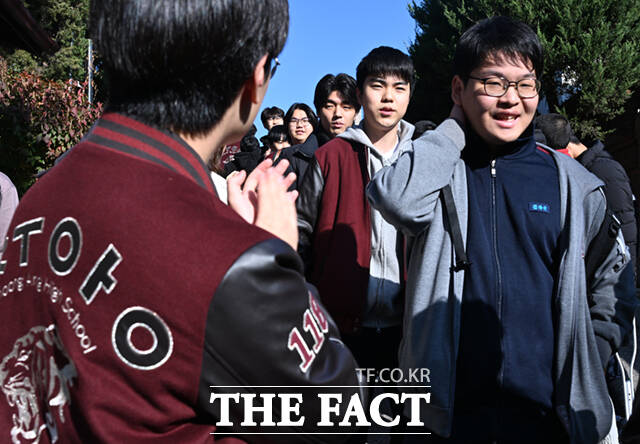 이번 수능 지원자는 55만 4174명으로 지난해 대비 3만 1504명 늘어 2019년 이후 7년 만의 최다 기록이다.