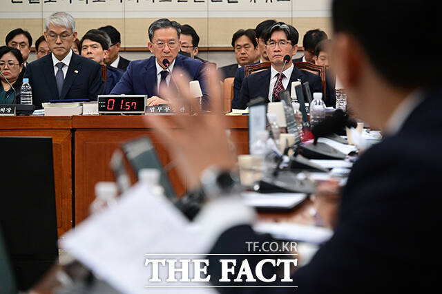 추미애 국회 법제사법위원장이 이날 회의를 주재하며 안경을 고쳐쓰는 모습.