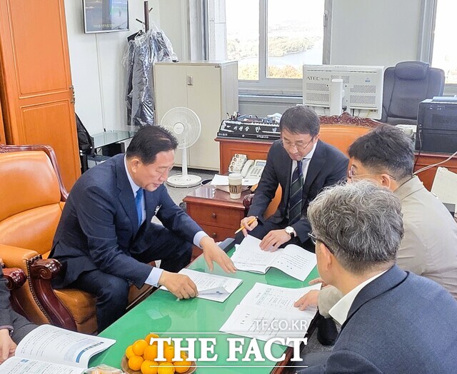 12일 김한종 장성군수(왼쪽)가 한병도 예산결산특별위원회 위원장에게 현안사업 추진의 당위성을 설명하고 있다. /장성군