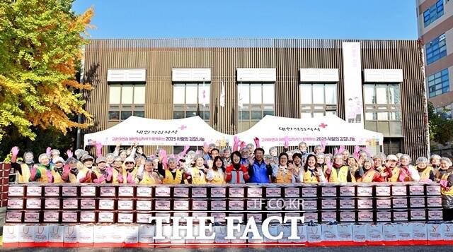 정무경 고려아연 사장(앞줄 가운데 오른쪽)과 허혜숙 대한적십자사 서울지사 사무처장(앞줄 가운데 왼쪽)이 11일 김장나눔 봉사자들과 기념 촬영을 하고 있다. /고려아연