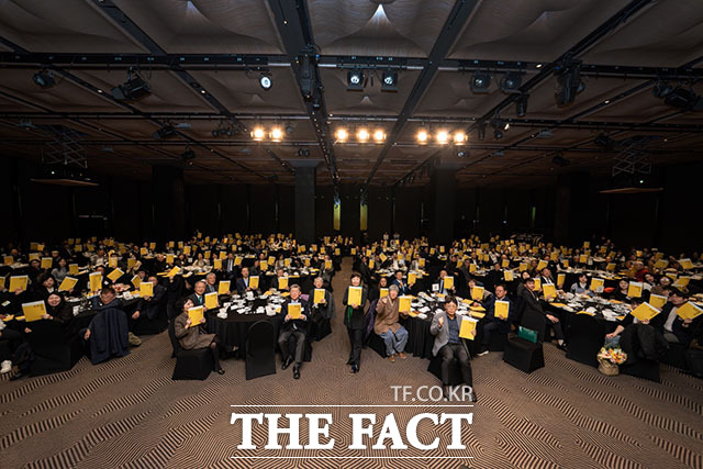 2030 비전 선포하며 기념촬영하는 참석자들.