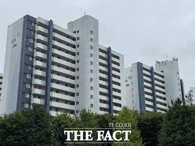 광명뉴타운 동쪽의 철산주공, 하안주공도 재건축도 활발해 이 단지들과도 연결되는 만큼 서울과 맞닿은 신도시급 주거타운이 형성될 전망이다. 사진은 하안주공아파트. /황준익 기자