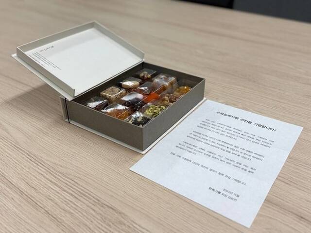 김승연 한화그룹 회장이 수험생을 둔 임직원 가족에게 전달한 과자 세트와 편지. /한화