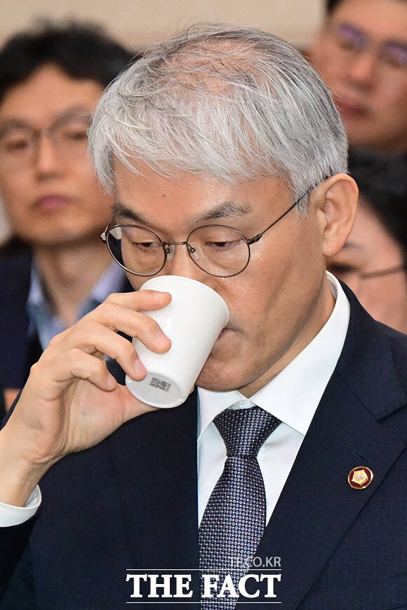 추미애 국회 법제사법위원장이 이날 회의를 주재하며 안경을 고쳐쓰는 모습.