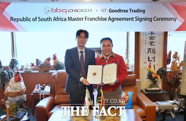 윤홍근 제너시스BBQ 그룹 회장(오른쪽)이 남아공 현지 기업과 MF 계약을 체결했다. /제너시스BBQ 그룹
