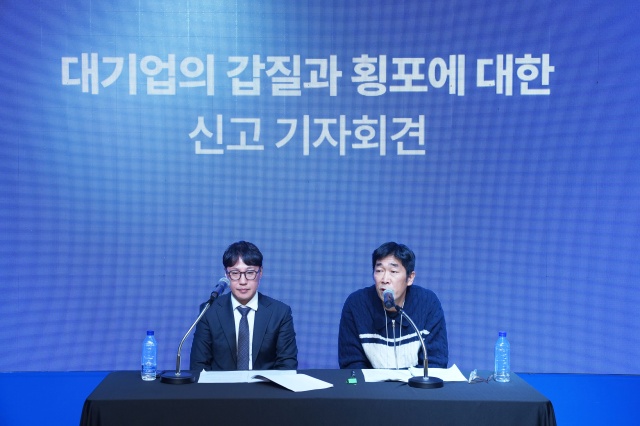 엠피엠지뮤직 이종현 PD(오른쪽)와 법무법인 정독의 김종휘 변호사가 12일 엠피엠지뮤직 사옥에서 기자회견을 열고 CJ ENM에게 당한 부당한 대우에 대해 밝히고 있다./엠피엠지뮤직