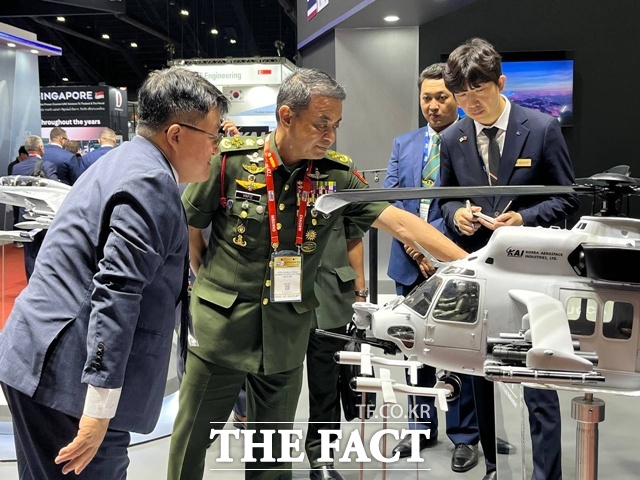 태국 방콕에서 열리는 방산전시회 ‘D&S 2025’에서 KAI부스 찾은 말레이시아 육군총장 무하마드 하피주디엔 육군대장. /KAI