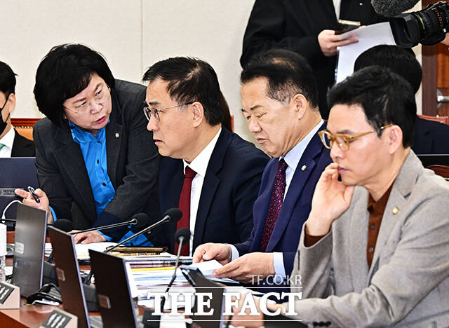 대화하는 김현 더불어민주당 의원(왼쪽)과 최형두 국민의힘 의원(왼쪽 두번째).