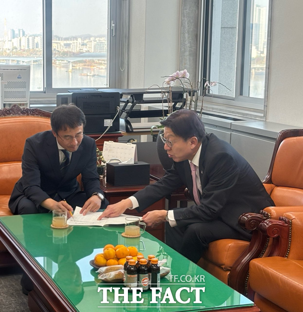 12일 오후 국회에서 박형준 부산시장과 한병도 국회 예산결산특별위원장이 국비 지원과 관련해 대화를 하고 있다. /부산시
