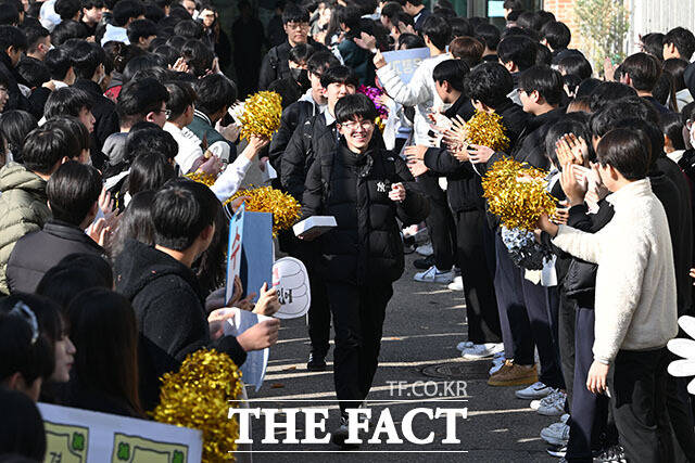 2026학년도 대학수학능력시험(수능)을 하루 앞둔 12일 오전 서울 은평구 은평고등학교에서 1,2학년 학생들이 수험표를 받은 뒤 학교를 나서는 수험생들을 응원하고 있다. /남용희 기자