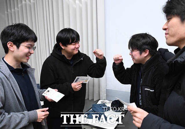 우리 수능 잘 보자! 서로 응원하는 고3수헙생들.