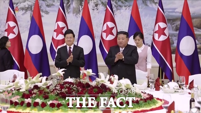 북한과 외교관계를 수립한 라오스의 외교부 장관과 그 일행이 지난 11일 평양을 방문했다. 사진은 지난달 7일 김정은 북한 국무위원장(왼쪽)이 노동당 창건 80주년 경축 행사 참석을 위해 북한을 찾은 통룬 시술릿 라오스 국가주석과 양자 회담을 가진 모습이다. /뉴시스