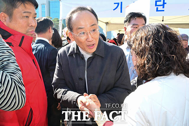 구속영장이 청구된 추경호 국민의힘 전 원내대표(가운데)가 12일 오전 서울 여의도 국회에서 열린 '대장동 일당 7400억 국고 환수 촉구 및 검찰 항소포기 외압 규탄대회'에 참석해 걸음을 옮기고 있다. /국회=남윤호 기자