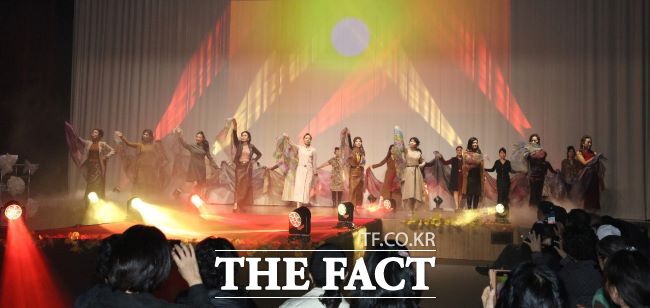 신중년 패션쇼 진행 모습. /안양시