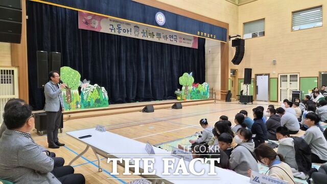 여수광양항만공사가 찾아가는 자기존중 동극 지원 사업의 일환으로 귀동아! 치카푸카! 연극을 공연하고 있다./YGPA