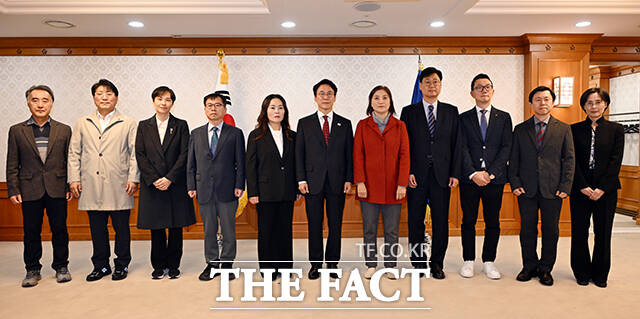 김민석 국무총리(왼쪽)가 김유진 유가족협의회 대표와 기념촬영을 하고 있다.